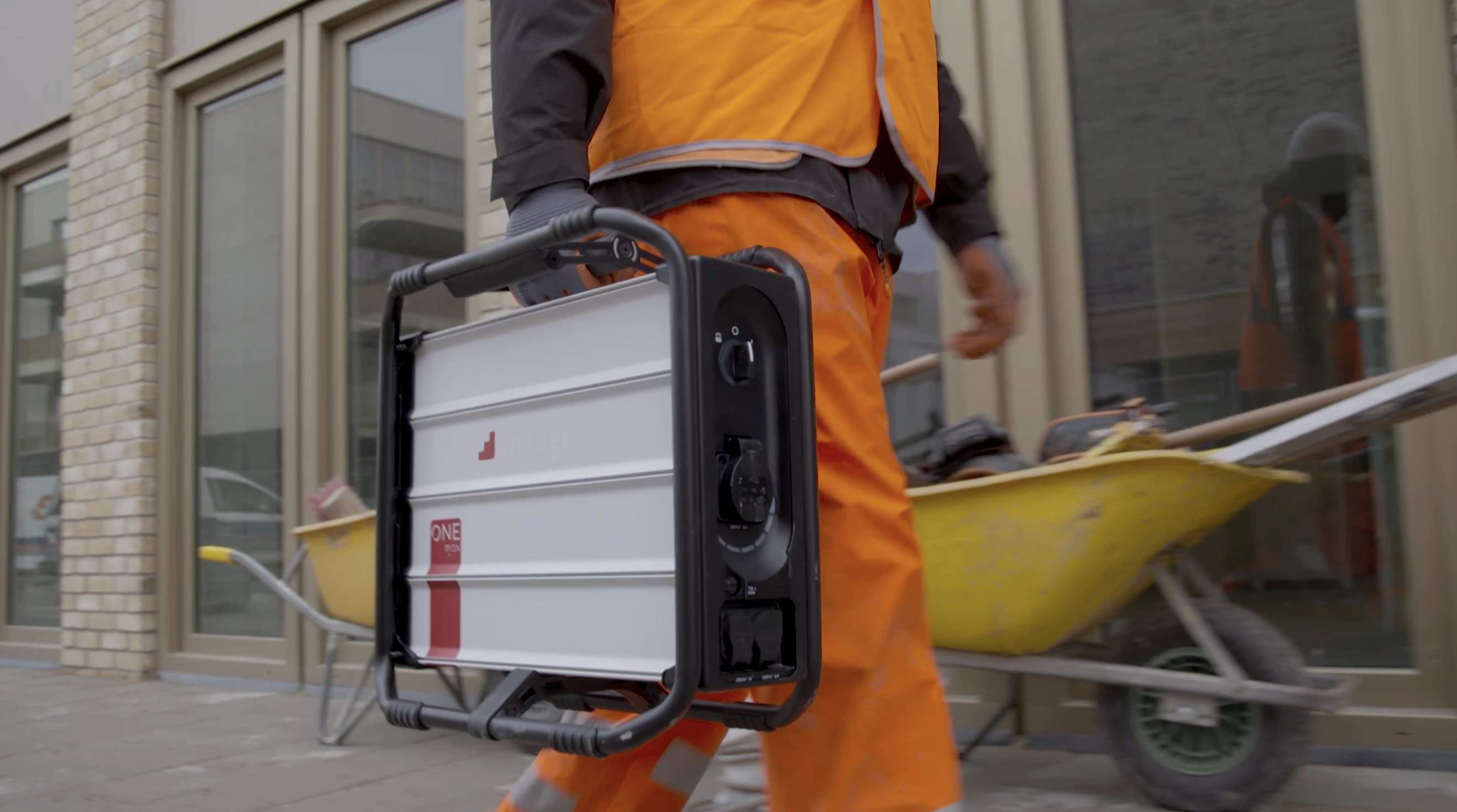 construction worker carrying instagrid ONE Max with one hand