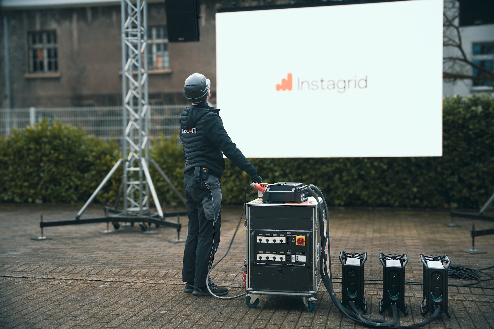 Instagrid LINK MAX being used to power a chain hoist