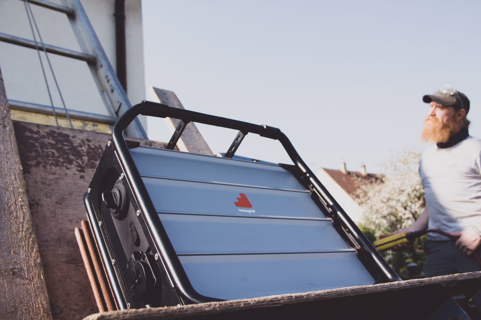 instagrid in the front construction worker in the background