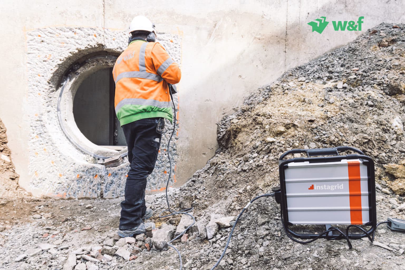 City Construction worker powering tools by Instagrid ONE Max