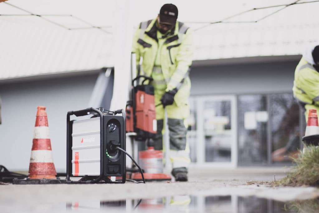 instagrid ONE Max powering an asphalt cutter