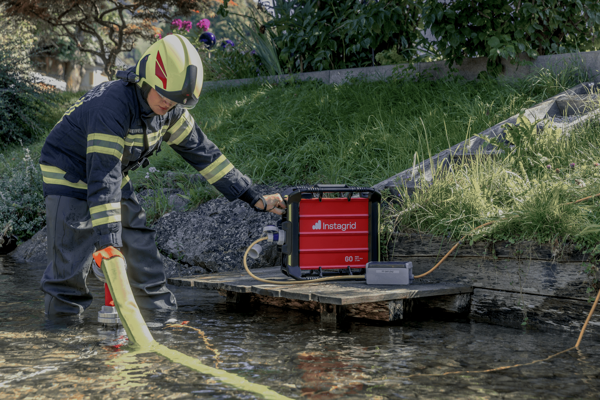 Submersible pump used with Instagrid GO RESQ