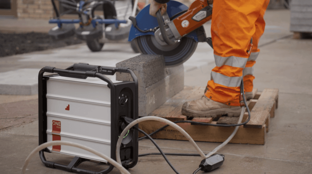 Construction worker Using instagrid ONE Max with circular saw